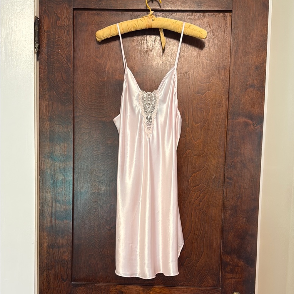 Elegant Vintage Pink Lace-Trimmed Nightgown (Beth Michaels) Sz S.